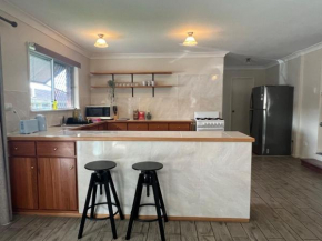 Cute Cottage Home - Vintage Charm & Great Location at Slacks Creek, Close to Logan Central & M1